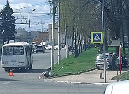 Возле Рязани-2 легковушка столкнулась с автобусом и вылетела на тротуар