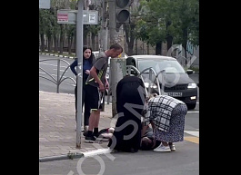 На тротуаре в центре Рязани обнаружили молодого человека без сознания