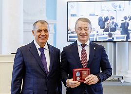 Рязанцам вручили в облдуме медали в честь 10-летия воссоединения Крыма с Россией