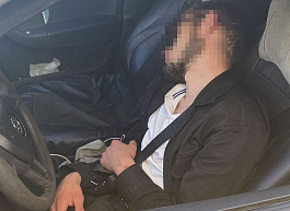 В Рязани полицейские задержали спавшего в машине иностранца с наркотиками