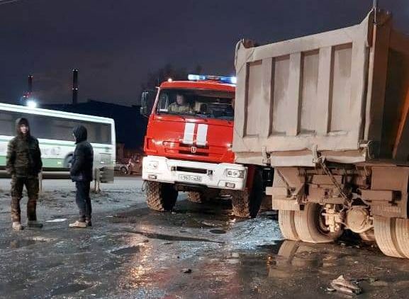 При наезде грузовика на остановку в Рязани погибли два человека