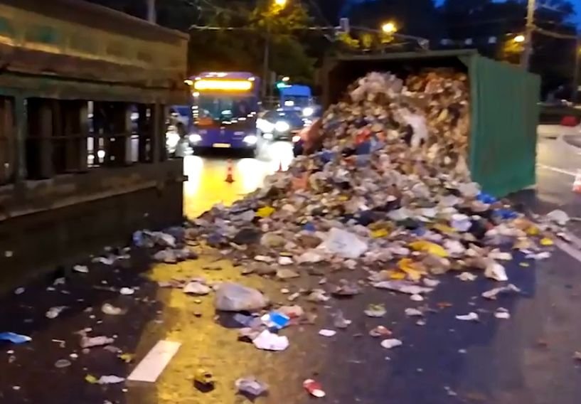 В Москве перевернулся мусоровоз (видео)