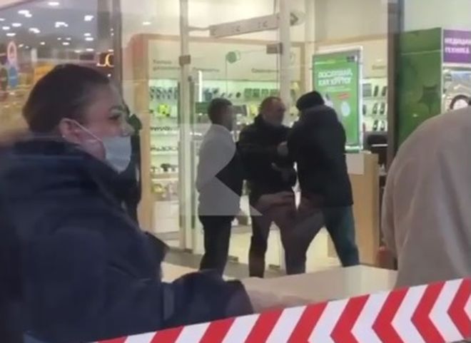 В Рязани мужчина начал драку с охранником ТРЦ «Премьер» из-за QR-кода